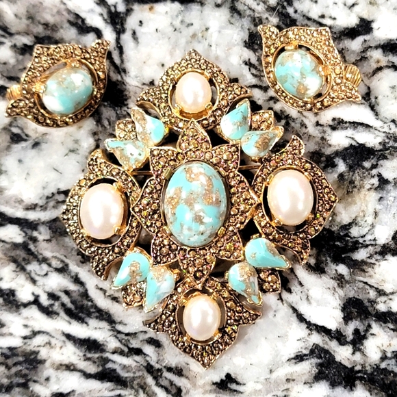 Sarah Coventry Jewelry - VINTAGE SARAH COVENTRY SKY BLUE BROOCH AND CLIP EARRINGS TO MATCH